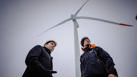 Губернатор Андрей Чибис совершил тестовый пуск установки в ветропарке «Кольская ВЭС»
